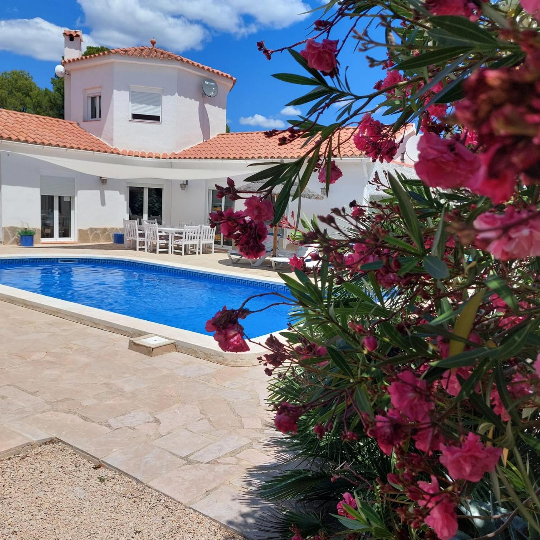 Villa Voor 8 Personen Met Zwembad カラファット エクステリア 写真
